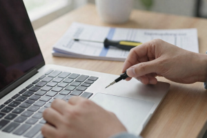 Jak naprawić uszkodzony klawisz w laptopie: wskazówki diagnostyczne