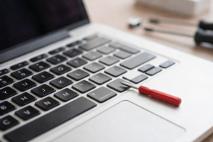 Jak naprawić uszkodzony klawisz w laptopie: poradnik krok po kroku