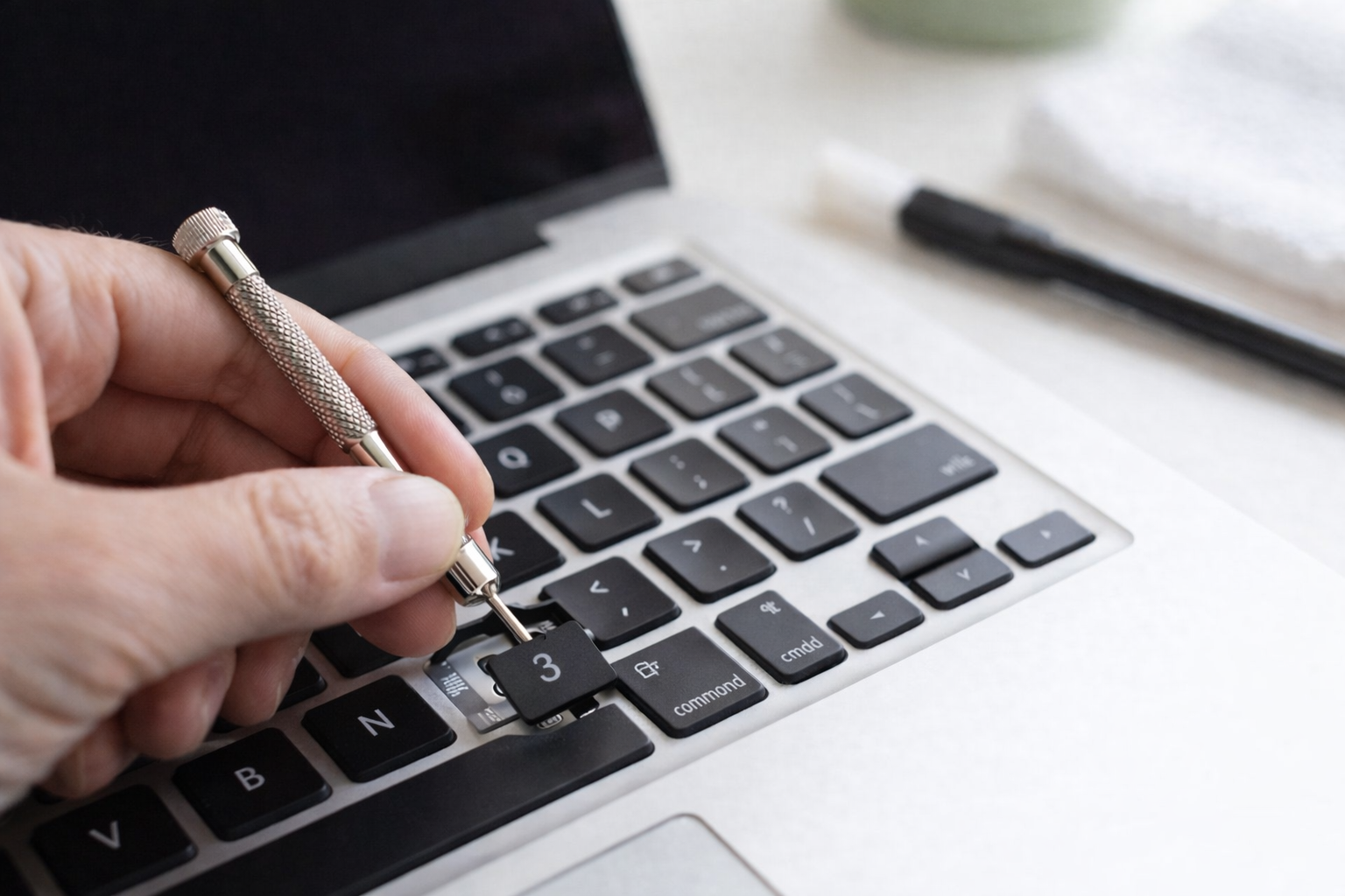 Proste instrukcje jak zdjąć klawisze z laptopa